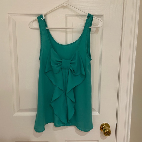 Everly green top - Picture 2 of 3